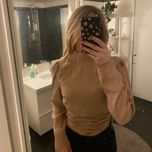 Tröja.  - En perfekt tröja till lite finare tillfällen. Köpt ifrån gina 💓💓