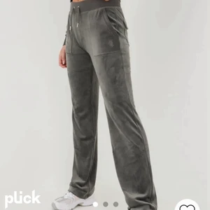 juicy couture  - Intresse koll på mina super fina populära juicy couture byxor i storlek xxs färgen top hat. Vad jag vet är de slutsålda överallt. Kontakta för fler bilder!💞 Köp direkt för 900kr