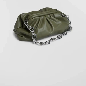 Aylin bag  - Väska från Gina med kedja. I bra skick och använd endast ett fåtal gånger. (Lånade bilder) 🤎