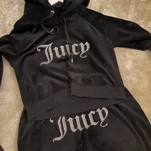 Svart juicy couture dress - Säljer min svarta dress, både tröjan och byxorna är i storlek XL men sitter som L. Byxorna är använda men de är fortfarande i bra skick. Tröjan är knappt använd. Köparen står för frakt! Båda för 1000.