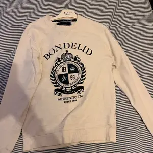 Super fin bondelid sweatshirt i storlek small som jag inte använder och som knappt han blivit använd