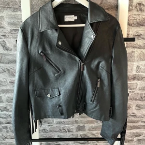 Skinnjacka  - Fin jacka, från Nelly en gång i tiden, storl M, frakt tillkommer 