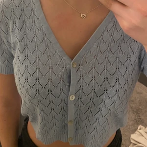 Tröja - Jätte fin babyblå tröja ifårn hm, passar perfekt nu till våren och sommaren. Använt fåtal gånger ⚡️⚡️