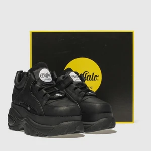 Buffalos - Buffalos london storlek 36 i färgen svart nyskick. Köpte här på plick men dom var tyvärr för små. Kan posta eller mötas upp i malmö. Kan även byta dom mot ett par i storlek 38/39. Dom kostar cirka 1800 kr nya.