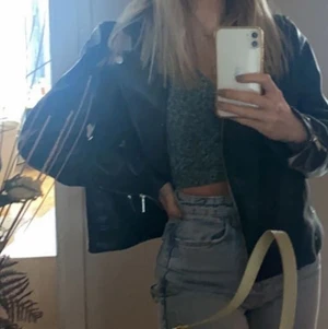 Skinn jacka  - Storlek 36-38. Vill bli av med det mesta just nu