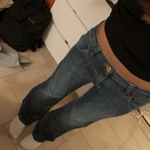 straight jeans  - Ett par snygga straight jeans! Har för mycket jeans just nu så behöver sälja, annars skulle jag vilja ha kvar dom! Passar någon som är max 160 cm🙌🏼 Kan mötas Stockholm eller köpare står för frakten 