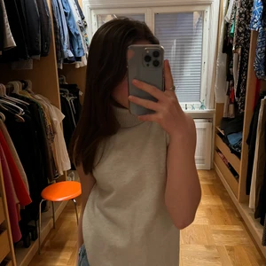 Polo tröja - Säljer denna jättefina tröja i ljusbeige från zara💕har använt den 2 gånger då jag nu inte tycker det är min stil längre💕inga defekter 