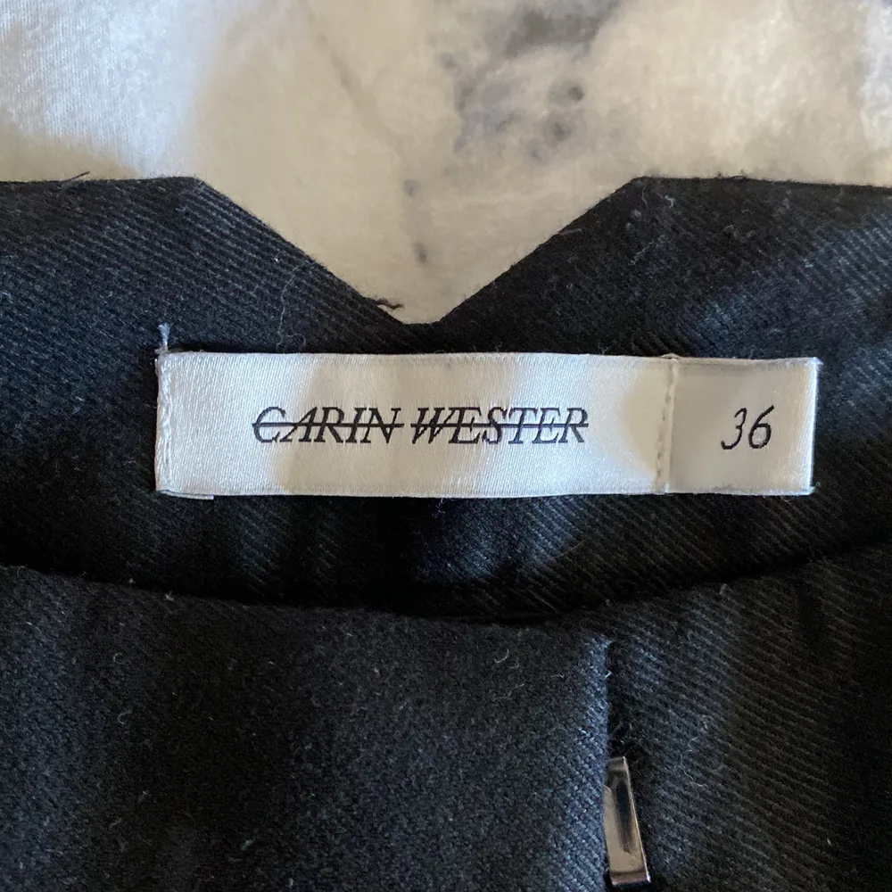 Supersnygga visa kostymbyxor från Carin Wester🤍 storlek 36🤍 100kr+frakt🤍. Jeans & Byxor.