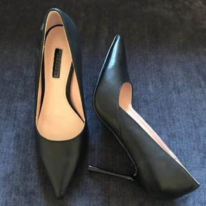 Pumps Topshop strl 38 - Svarta pumps med smal hög klack från Topshop. Använda 1 gång. Strl 38.