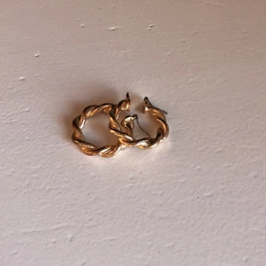 Örhängen  - Guldiga örhängen 