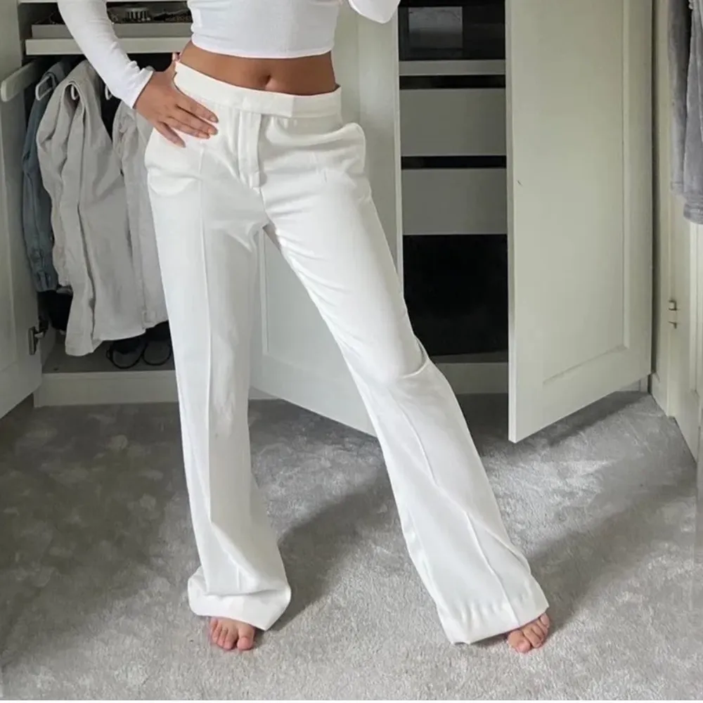 Fina vita kostymbyxor från bikbok i storleken 38.. Jeans & Byxor.