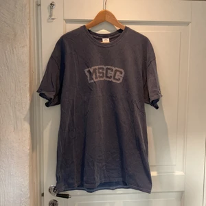 Urban Outfitters T-shirt  - Nästan aldrig använd och passar oversized/loose i storlek L.
