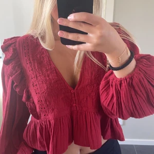 Röd blus  - Jätte söt röd blus från zara med volang i storlek xs🤍 prislappen är kvar! frakt tillkommer 