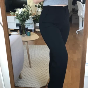 Raka svarta kostymbyxor - Raka svarta kostymbyxor i fint skick! Står tyvärr ingen storlek men jag skulle säga att de passar XS-S (jag har oftast S och de sitter tight på mig). Om du köper någonting i min shop för över 50kr så får du något för 20kr på köpet (det finns en hel del)