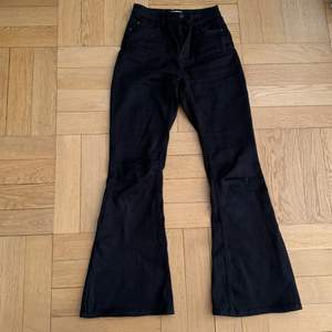 Utsvängda svarta byxor lite jeans liknande, storlek 164 🥰 Priset + Frakt 📦 