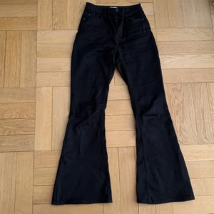 Utsvängda svarta byxor - Utsvängda svarta byxor lite jeans liknande, storlek 164 🥰 Priset + Frakt 📦 
