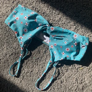 Bikini - Bikiniöverdel från shein strl L står det i men passar absolut bättre som strl M. Man kan justera banden över axlarna och den sitter bra men säljer för jag köpte för mycket lol, skriv i chatten om ni har frågor!