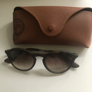 Äkta RayBan solglasögon  - Äkta rayban solglasögon som är köpta för två år sedan. Väldigt sparsamt använda då jag inte tycker att de passar min ansiktsform. Köpte de för 700 säljer för 300. budgivning ifall många är intresserade. Priset kan även sänkas