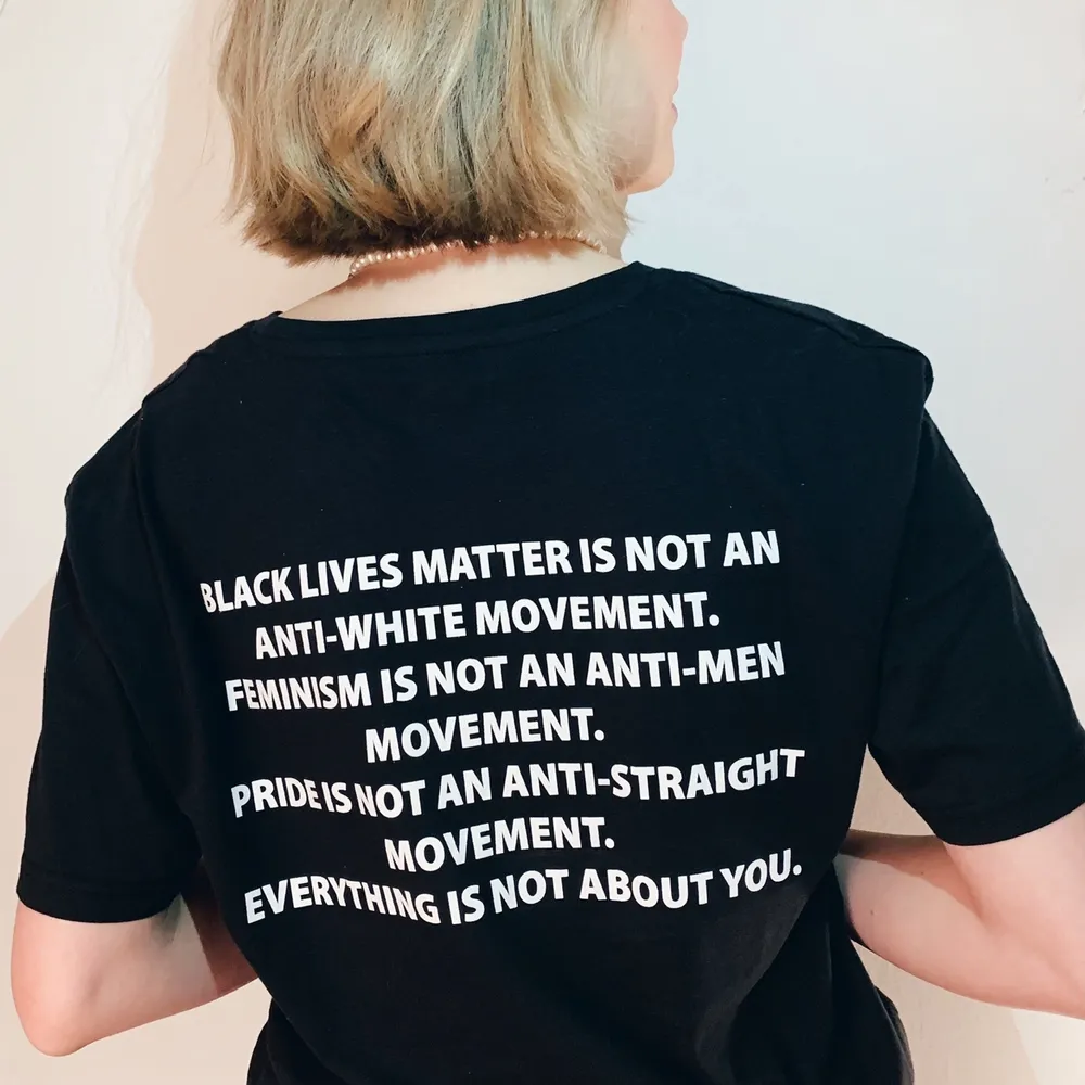 Tröja med citatet ”black lives matter is not an anti-white movement. Feminism is not an anti-men movement. Pride is not an anti-straight movement. Everything is not about you”. Finns i storlek S, M och L 💜. Toppar.