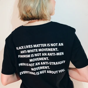 T-shirt MOVEMENT - Tröja med citatet ”black lives matter is not an anti-white movement. Feminism is not an anti-men movement. Pride is not an anti-straight movement. Everything is not about you”. Finns i storlek S, M och L 💜