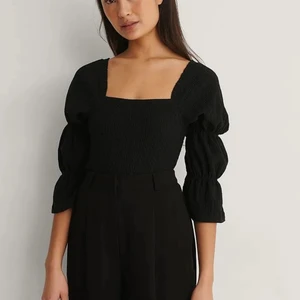 Svart super fin topp från nakd - En super fin tröja från nakd använt den 1 gång, storlek 32/xs köpte den för 250 och säljer den för 150 