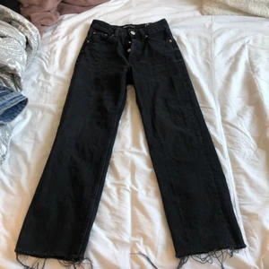  Straight jeans zara -  Sitter tajt vi  rumpan och median sedan läsa hela vägen ner till benen 