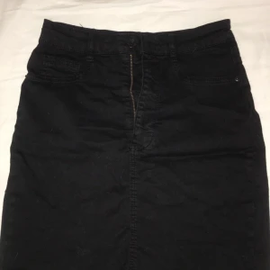 Jeanskjol  - Svart jeanskjol från Gina Tricot, använd kanske 2-3 gånger! Passar tyvärr inte längre 🥰