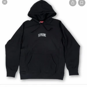 Supreme glitter arc hoodie ss17  - Väldigt sparsamt använd förra sommaren ksk 3 gånger max. Inte sett nån annan till försäljning i Sverige så passa på nu!!  Sjukt fet hoodie men säljer nu pga att jag testade den förra veckan och insåg att jag tyvärr växt ur den, skulle säga mellan size M/L