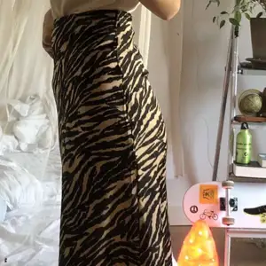 tigermönstrad kjol, strl xs