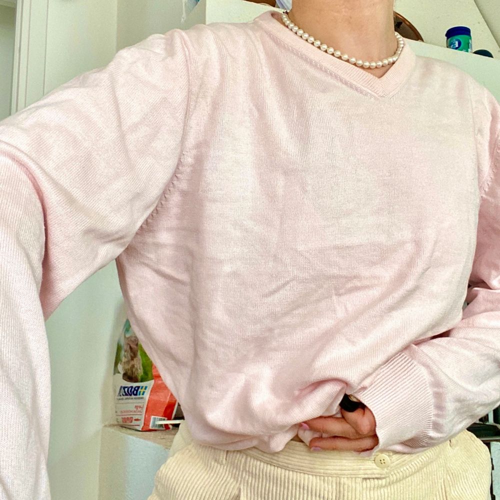 super fin rosa stickad sweatshirt! 💕 inte stickig! perfekt att ha en vårkväll/sommarkväll! 💕🌸 . Tröjor & Koftor.