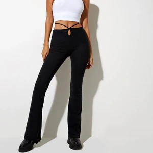 Motel rocks byxor - Säljer mina helt nya oanvända byxor från motel rocks i storlek M. Supersnygga och jättetrendiga just nu. Nypriset ligger på 500kr men jag säljer för halva 