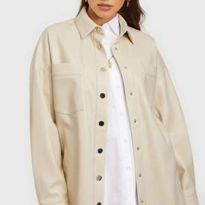 Populär beige/vit skjortjacka i skinnimitation från hm. Storlek M så sitter lite oversized på mig som är en xs/s. Helt oanvänd med prislapp kvar och köpt för 499kr men säljer för 250🤎🤎