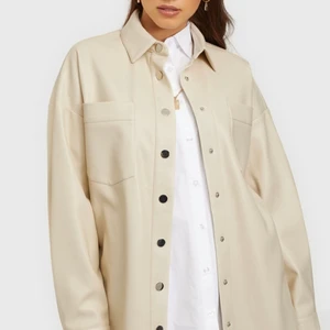 Skjortjacka i skinnimitation - Populär beige/vit skjortjacka i skinnimitation från hm. Storlek M så sitter lite oversized på mig som är en xs/s. Helt oanvänd med prislapp kvar och köpt för 499kr men säljer för 250🤎🤎