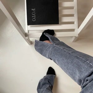 Gråa jeans med slits från Zara  - Gråa, långa helt oanvända jeans med slits från Zara som tyvärr inte gör sig rättvisa på mig då dem är för stora. Kan frakta eller mötas upp beroende på vart du bor, pris kan diskuteras 🤍