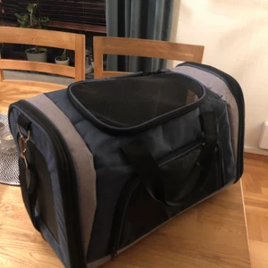 Hund/katt-bur  - Blå transportbur för liten hund/katt. Nyskick. Sparsamt använd, då min lilla hund nu tyvärr har växt ur den. Praktisk och bra att transportera djuret i tex bilen. Den har en lång axelremsa samt två handtag för att bära.  Köpte för 399kr men säljer för 299kr då den i princip är i nyskick. Finns att hämta i Björklinge/Uppsala! Vi kan diskutera eventuell fraktning.