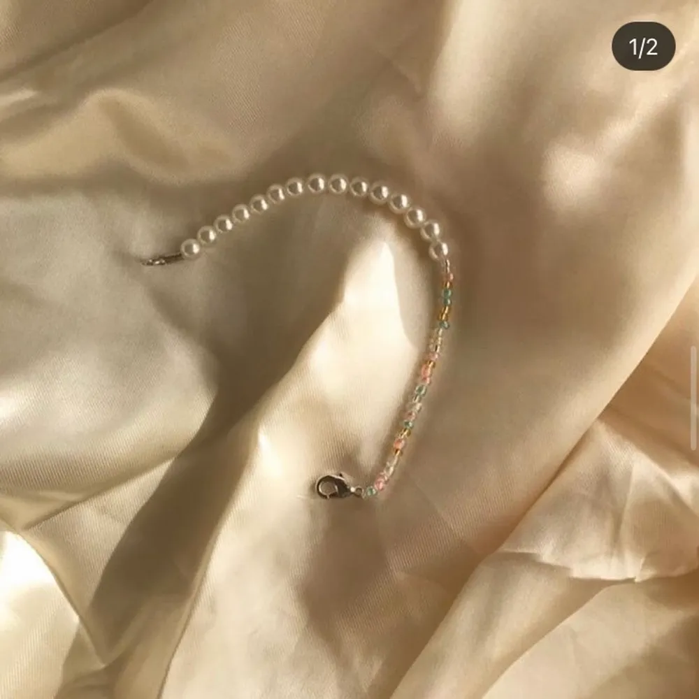 HALF ’N’ HALF BEACH 🌊🌸 säljer ett handgjort armband av glaspärlor 39kr men eftersom att det är rea tills 8 maj så är det rea på 29kr 💕 Passa på nu!! Också perfekt smycke inför sommaren med fina toppar ju 😍 Instagram @designbyliya_ ❗️❗️❗️. Accessoarer.