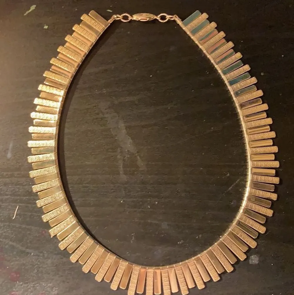 Säljer detta extremt fina guld halsband (inte äkta guld). Har själv knappt använt den så den är i fint skick⭐️. Accessoarer.