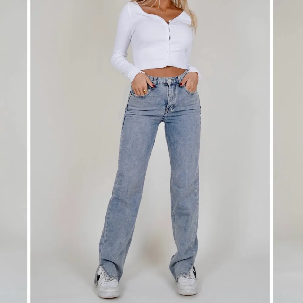 Jag säljer dessa populära jeansen från Venderbys i storlek XS. De är aldrig använda utan endast provade 1 gång. De köptes för 620kr+ frakt och säljs för 450kr+ frakt! Super sköna och väldigt snygga byxor med en slits på sidan 🥰  (bilderna är lånade. Första från deras hemsida och andra bilden ifrån deras Instagram) HÖGSTA BUD: 560+frakt!!!. Jeans & Byxor.