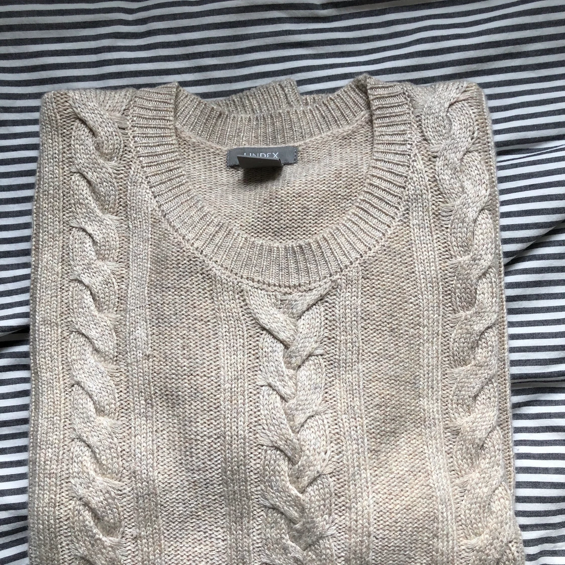 Beige stickad tröja