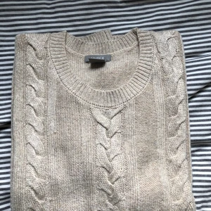 Beige stickad tröja - Mysig beige stickad tröja. Sparsamt använd men har några små noppor. Tröjan är i storlek S, och är jättemjuk. Priset är 100 kr +frakt