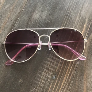 Solglasögon  - Endast använda ett par gånger 