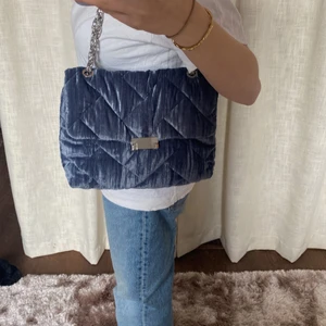 Zara väska - Snygg marinblå velvet Zara väska! Om fler är intersserade kan budgivning ske ! frakt 65kr