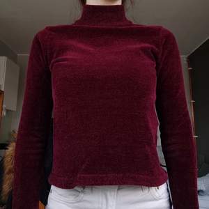 Very beautiful jumper, I sell it because it's too small for me, I think I've only used it once. The fabric and the colour are super elegant, and it is warmer than it looks like. I think I bought it for 300 kr