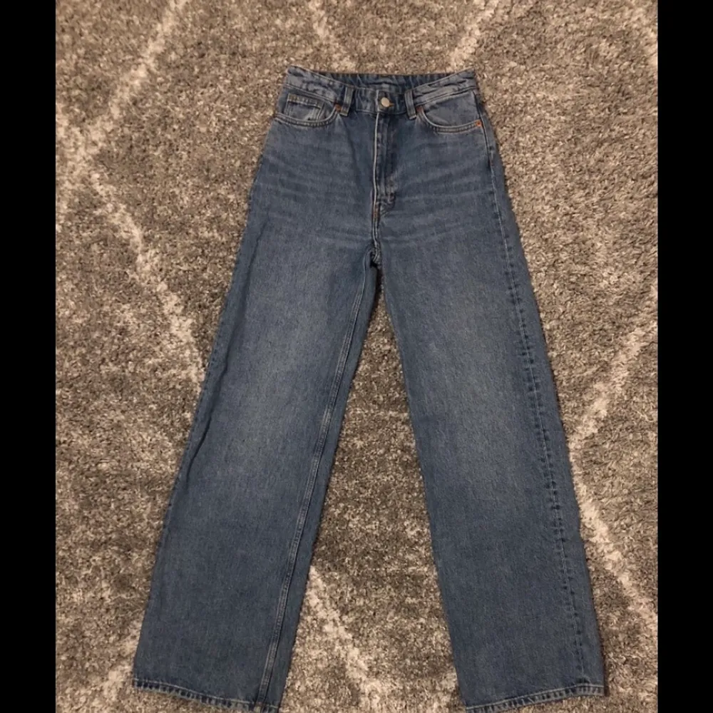 Super fina blå jeans som tyvärr inte kommer till användning. Dom är i storlek 25 och i modellen Yoko från monki. Skriv privat vid frågor. Pris går alltid diskutera:)). Jeans & Byxor.