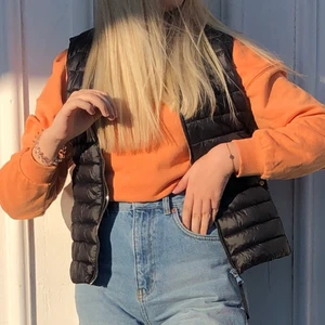 Väst  - Säljer denna fina västen från Mango då den tyvärr har blivit lite för liten för mig. Super fint skick, inga skavanker alls! Den är helt slutsåld💘