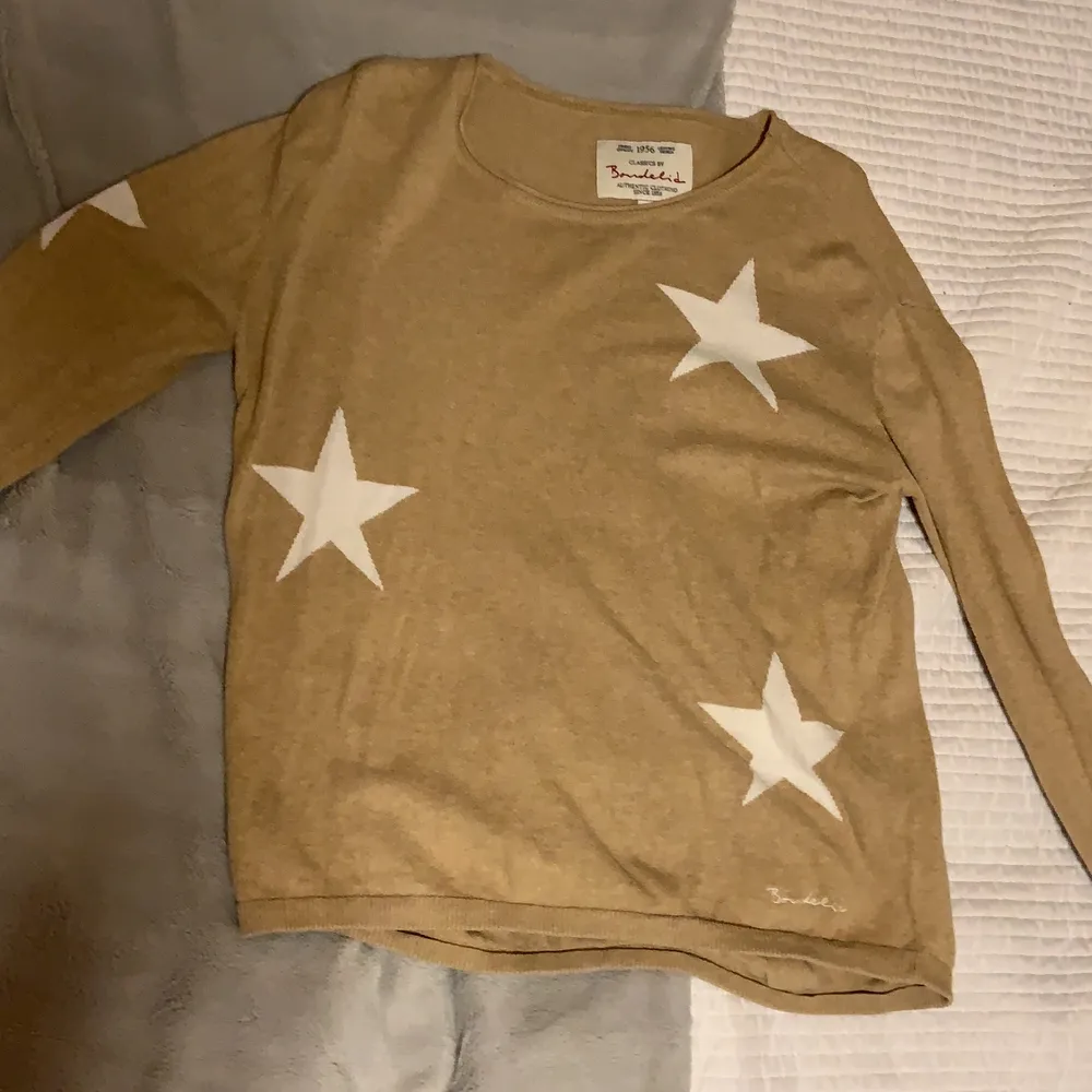 Superfin beige sweater från Bondelid med ett stjärnmönster. Endast använd ett fåtal gånger. Säljer för att den ej är min stil. (Färgen är lite ljusare än på bilden och inte lika gul).. Tröjor & Koftor.