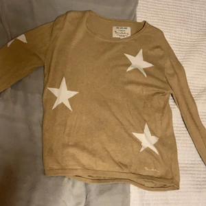 Bondelid sweater - Superfin beige sweater från Bondelid med ett stjärnmönster. Endast använd ett fåtal gånger. Säljer för att den ej är min stil. (Färgen är lite ljusare än på bilden och inte lika gul).