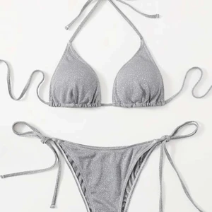 Fin silver glittrig bikini - Säljer min fina silver glittriga bikini från shein som jag tyvärr råkade beställa i fel storlek💗(aldrig använd). I storlek s. 