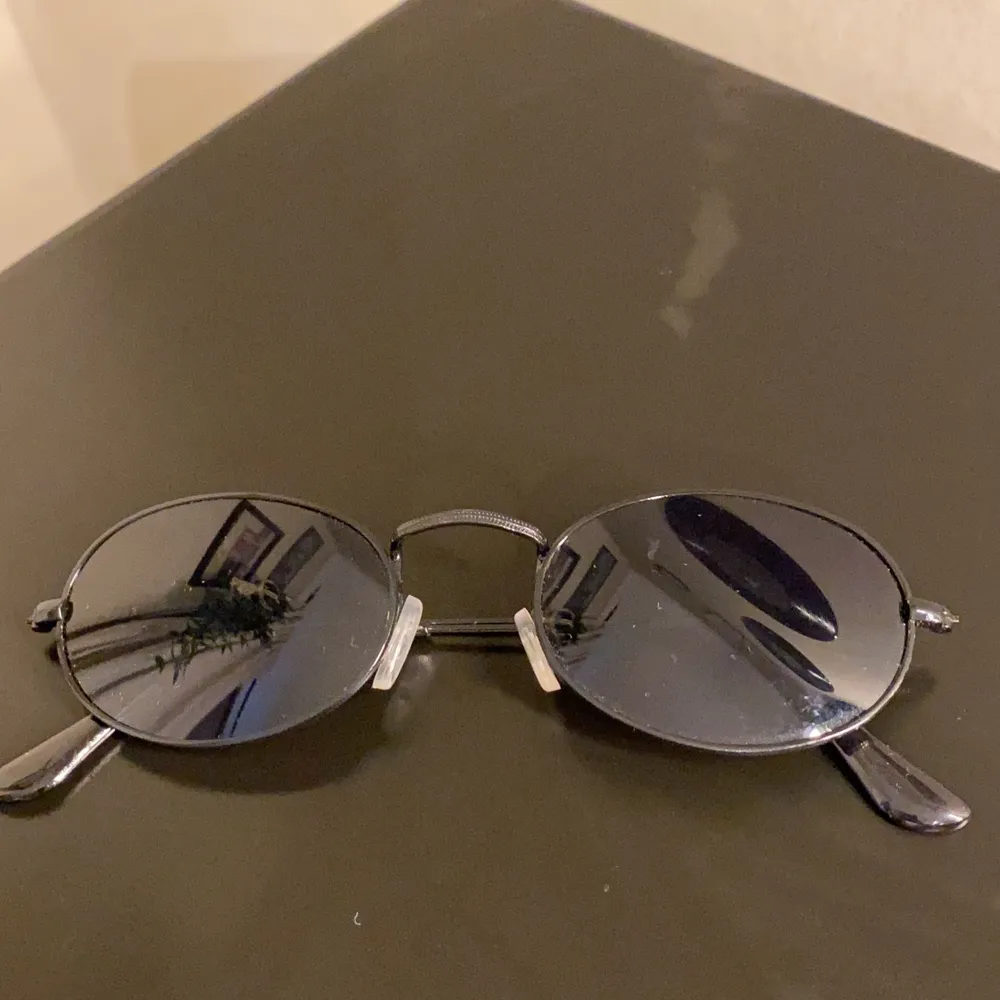 Säljer dessa coola solglasögonen då de inte kommer till användning. Bara testade på vilket innebär att de är i ett bra skick.. Accessoarer.