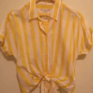 Jätte fin och som ny skjorta, köpta i somras från Tommy hilfiger för 1000kr men säljer för endast 350.skriv vid intresse. 